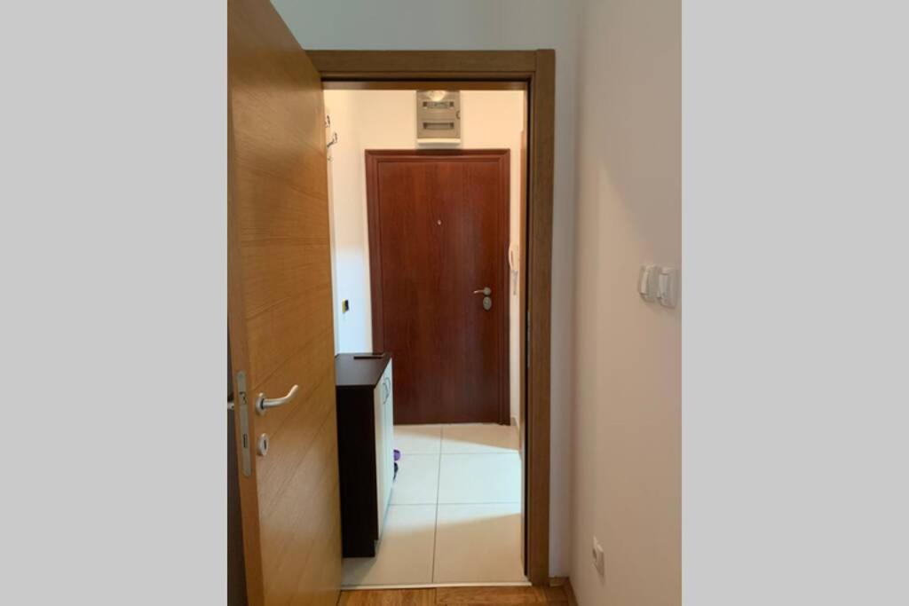 Renovated Cozy Studio 7 At Top Location - Available For Long Term Rentals Novi Sad Eksteriør bilde